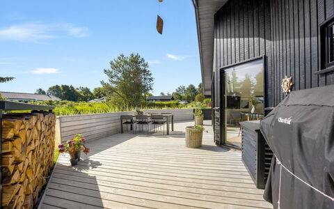 Verner - 990M from the Sea: Blu, Arbusto, Villetta, Groundcover, Giardino, Estate, Shade, Landscaping, Agriturismo, Eco Hotel
