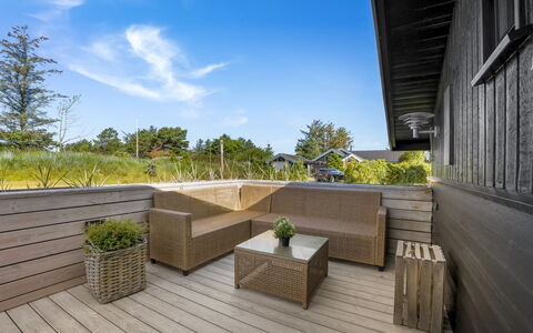 Verner - 990M from the Sea: Blu, Arbusto, Villetta, Groundcover, Giardino, Estate, Shade, Landscaping, Agriturismo, Eco Hotel