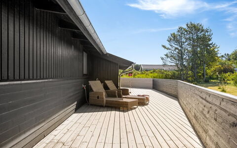 Verner - 990M from the Sea: Blu, Arbusto, Villetta, Groundcover, Giardino, Estate, Shade, Landscaping, Agriturismo, Eco Hotel