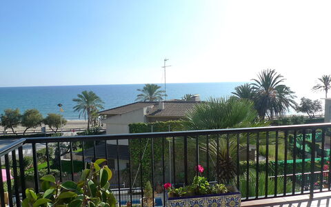 Torre Yato: Proprietà, Balcone, Costruzione, Casa, Immobiliare, Cielo, Casa, Condominio, Albero, Appartamento