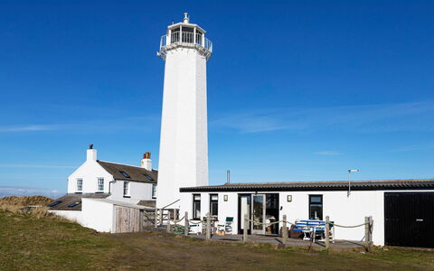 The Lighthouse Hide: Shade, Catena Montuosa, Struttura Esterna, Eco Hotel, Deck, Mobili Da Esterno, Giardino, Sedia, Landscaping, Latifoglie