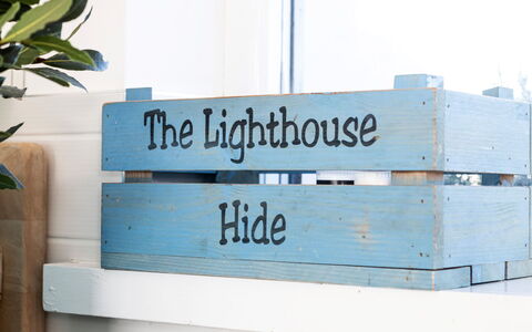 The Lighthouse Hide: Shade, Catena Montuosa, Struttura Esterna, Eco Hotel, Deck, Mobili Da Esterno, Giardino, Sedia, Landscaping, Latifoglie