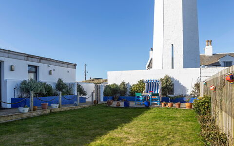 The Lighthouse Hide: Shade, Catena Montuosa, Struttura Esterna, Eco Hotel, Deck, Mobili Da Esterno, Giardino, Sedia, Landscaping, Latifoglie