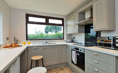 Kingsley Hollows Cottage: Elettrodomestico Da Cucina, Cucina, Interior Design, Controsoffitto, Mobilia, Cabinetry, Apparecchio Major, Pavimentazione, Legna, Soffitto