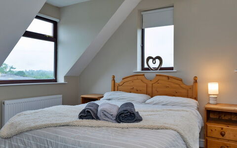 Kingsley Hollows Cottage: Letto, Mobilia, Camera Da Letto, Bedding, Interior Design, Lenzuolo, Legna, Biancheria, Camera, Soffitto