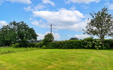Kingsley Hollows Cottage: Cielo, Blu, Giorno, Verde, Albero, Ambiente Naturale, Nube, Erba, Pascolo, Paesaggio Naturale