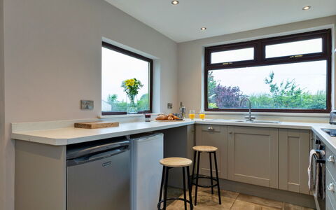 Kingsley Hollows Cottage: Cucina, Elettrodomestico Da Cucina, Controsoffitto, Interior Design, Mobilia, Cabinetry, Pavimentazione, Legna, Elettrodomestico, Apparecchio Major