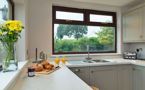 Kingsley Hollows Cottage: Interior Design, Controsoffitto, Cucina, Legna, Elettrodomestico Da Cucina, Cabinetry, Mobilia, Pavimentazione, Casa, Soffitto