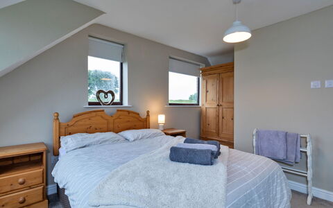 Kingsley Hollows Cottage: Letto, Mobilia, Camera Da Letto, Bedding, Lenzuolo, Interior Design, Legna, Soffitto, Biancheria, Camera