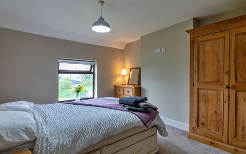 Kingsley Hollows Cottage: Letto, Mobilia, Camera Da Letto, Interior Design, Bedding, Lenzuolo, Legna, Pavimentazione, Soffitto, Camera