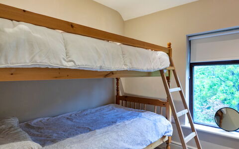 Kingsley Hollows Cottage: Letto, Letto A Castello, Camera Da Letto, Legna, Mobilia, Interior Design, Bedding, Lenzuolo, Pavimento, Pavimentazione