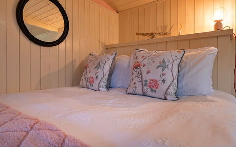The Flower Hut: Deck, Shade, Latifoglie, Mobili Da Esterno, Balcone, Plank, Eco Hotel, Piscina, Pavimento In Legno, Ricorrere