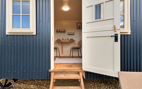 The Flower Hut: Deck, Shade, Latifoglie, Mobili Da Esterno, Balcone, Plank, Eco Hotel, Piscina, Pavimento In Legno, Ricorrere