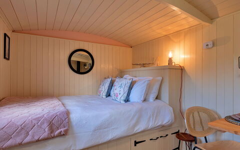The Flower Hut: Deck, Shade, Latifoglie, Mobili Da Esterno, Balcone, Plank, Eco Hotel, Piscina, Pavimento In Legno, Ricorrere
