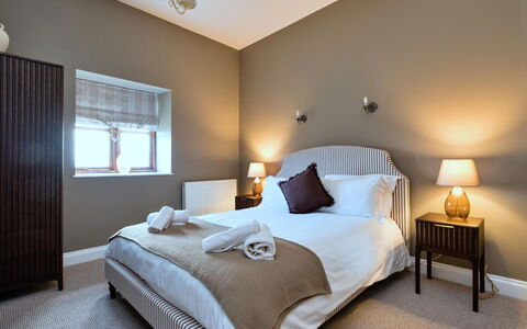The Park: Letto, Mobilia, Interior Design, Camera Da Letto, Bedding, Lenzuolo, Pavimento, Parete, Pavimentazione, Soffitto
