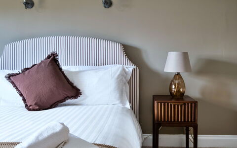 The Park: Letto, Interior Design, Camera Da Letto, Mobilia, Bedding, Biancheria, Lenzuolo, Tessile, Illuminazione, Lancia Cuscino