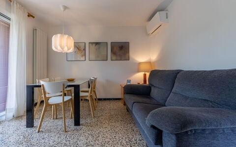 Mas Baixuli: Mobilia, Proprietà, Cabinetry, Comfort, Costruzione, Azzurro, Legna, Illuminazione, Lampada, Interior Design