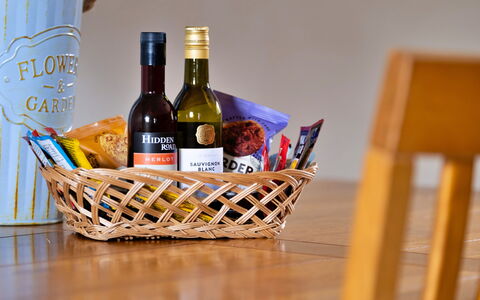 The Grove Annexe: Bottiglia, Cestino, Di Vimini, Bottiglia Di Vetro, Cibo, Vino, Bottiglia Di Vino, Serveware