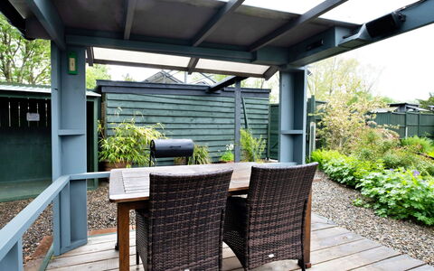 The Grove Annexe: Mobilia, Mobili Da Esterno, Tavolo, Sedia, Shade, Tavolo Esterno, Portico, Giardino, Struttura Esterna, Backyard