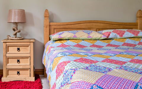 The Grove Annexe: Letto, Mobilia, Camera Da Letto, Bedding, Lenzuolo, Biancheria, Legna, Tessile, Pavimento, Telaio Del Letto