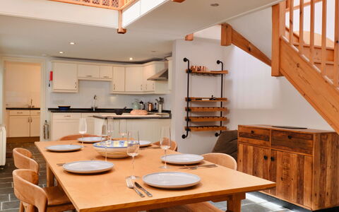 The Old Store: Mobilia, Interior Design, Pavimentazione, Pavimento, Legna, Cucina, Soffitto, Sedia, Cabinetry, Pavimento In Legno