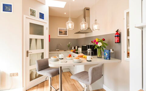 The Hideaway: Mobilia, Interior Design, Pavimentazione, Parete, Sedia, Cucina, Pavimento, Legna, Controsoffitto, Lampada