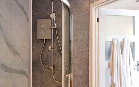 The Hideaway: Idraulico Fixture, Interior Design, Bagno, Pavimentazione, Pavimento, Idraulico, Illuminazione, Soffione Doccia, Doccia, Camera