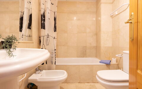 Salou 215: Bagno, Idraulico Fixture, Pavimentazione, Toilet Seat, Pavimento, Interior Design, Gabinetto, Vasca Da Bagno, Idraulico, Rubinetto
