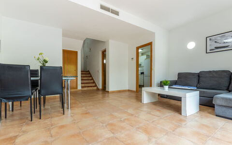 Salou 215: Pavimentazione, Pavimento, Interior Design, Soffitto, Pavimento In Legno, Latifoglie, Piastrella, Soggiorno, Cucina & Sala Da Pranzo Tavolo