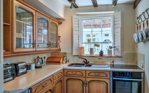 April Cottage: Cucina, Controsoffitto, Cabinetry, Legna, Interior Design, Elettrodomestico Da Cucina, Mobilia, Lavandino Della Cucina, Illuminazione, Pavimentazione