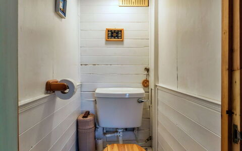 April Cottage: Toilet Seat, Gabinetto, Legna, Bagno, Pavimentazione, Idraulico Fixture, Pavimento, Interior Design, Idraulico, Piastrella