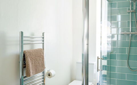 Sidmouth 602: Bagno, Idraulico Fixture, Pavimentazione, Interior Design, Pavimento, Gabinetto, Idraulico, Rubinetto, Piastrella, Doccia