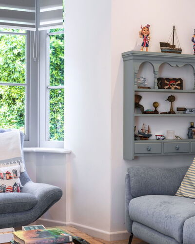 Littleholme: Mobilia, Interior Design, Pavimentazione, Scaffalature, Pavimento, Soggiorno, Mensola, Tessile, Illuminazione, Casa