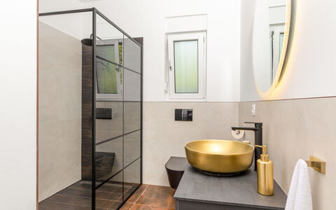 L&L: Pavimentazione, Interior Design, Pavimento, Idraulico Fixture, Bagno, Illuminazione, Idraulico, Specchio, Piastrella, Rubinetto