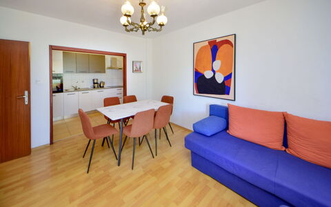 Domenica: Pavimentazione, Interior Design, Pavimento, Legna, Mobilia, Camera, Soffitto, Appartamento, Soggiorno, Divano