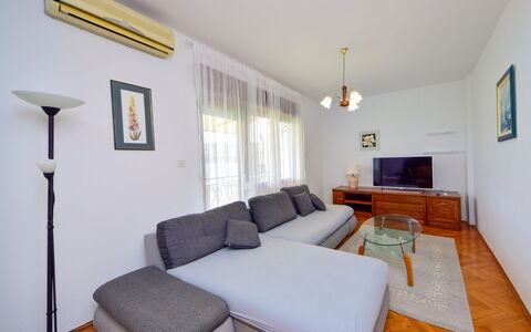 Pantan: Mobilia, Divano, Pavimentazione, Interior Design, Pavimento, Legna, Soggiorno, Camera, Soffitto, Pavimento In Legno