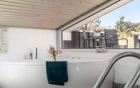 Greta - 2.5Km from the Sea: Interior Design, Pavimentazione, Idraulico Fixture, Soffitto, Pavimento, Materiale Composito, Vasca Da Bagno, Bagno, Idraulico, Rubinetto