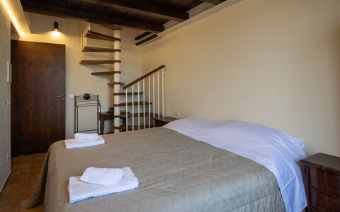 Villa Leone Reale: Letto, Camera Da Letto, Mobilia, Pavimento, Interior Design, Parete, Pavimentazione, Legna, Soffitto, Lenzuolo