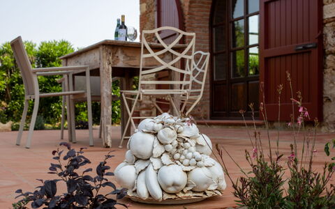 Villa Leone Reale: Vaso Di Fiori, Tavolo Esterno, Mobili Da Esterno, Pianta Della Casa, Giardino, Sedia, Landscaping, Vaso, Terrazza, Backyard
