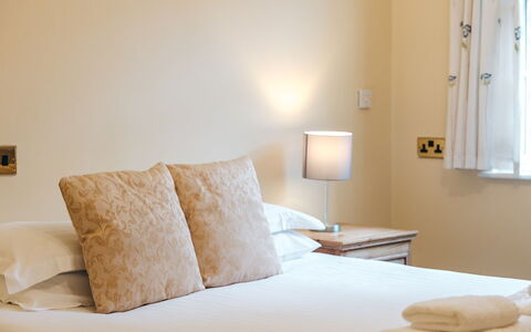 Camelia Country Cottage: Giorno, Costruzione, Finestra, Facciata, Appartamento, Urban Design, Condominio, Uso Misto