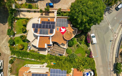 Villa al Mare: Giorno, Costruzione, Finestra, Facciata, Appartamento, Urban Design, Condominio, Uso Misto