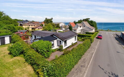 Keld - 350M from the Sea: Zona Residenziale, Casa, Casa, Quartiere, Paesaggio, Tetto, Sobborgo, Lotto, Costa, Insediamento Umano