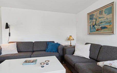 Keld - 350M from the Sea: Mobilia, Divano, Interior Design, Pavimentazione, Soggiorno, Pavimento, Camera, Tavolo, Appartamento