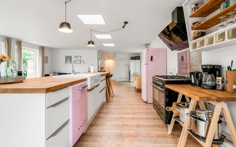 Albina - 650M from the Sea: Cucina, Interior Design, Mobilia, Pavimentazione, Controsoffitto, Legna, Elettrodomestico Da Cucina, Apparecchio Major, Pavimento, Soffitto