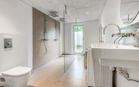 Albina - 650M from the Sea: Pavimentazione, Pavimento, Soffitto, Idraulico Fixture, Interior Design, Bagno, Lampada, Idraulico, Piastrella