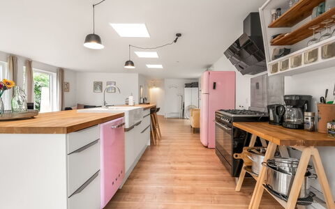 Albina - 650M from the Sea: Cucina, Interior Design, Mobilia, Controsoffitto, Elettrodomestico Da Cucina, Pavimentazione, Apparecchio Major, Legna, Pavimento, Soffitto