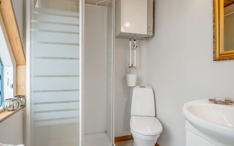 Annalia - 400M from the Sea: Pavimentazione, Parete, Pavimento, Idraulico Fixture, Legna, Interior Design, Lavandino Del Bagno, Soffitto, Camera, Bagno