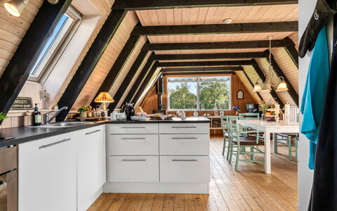 Annalia - 400M from the Sea: Legna, Pavimentazione, Soffitto, Cucina, Mobilia, Interior Design, Attico, Pavimento, Sedia, Pavimento In Legno