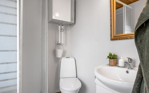 Annalia - 400M from the Sea: Toilet Seat, Idraulico Fixture, Parete, Gabinetto, Pavimentazione, Bagno, Pavimento, Legna, Lavandino Del Bagno, Interior Design