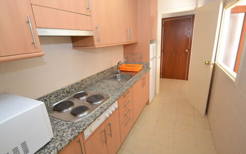 Cambrils 185: Cabinetry, Elettrodomestico Da Cucina, Cucina, Cucina Stufa, Legna, Controsoffitto, Piano Cottura, Elettrodomestico, Pavimentazione, Interior Design